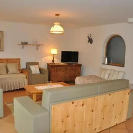 Apartamento Chesa Sunasain V8 By Interhome